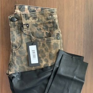 NWT Authentic leopard chaps size 25. 5pocket style
Inseam -27 in,
length -35 in.